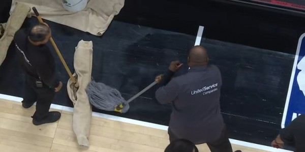 开云官网-CBA可没这事！公牛主场工作人员疯狂拖地 球员已经返回更衣室