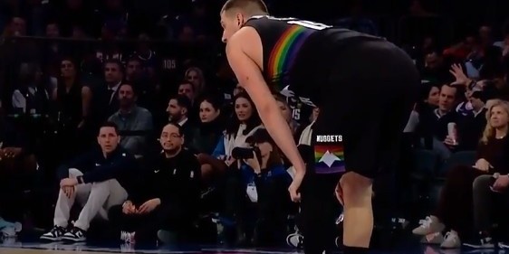 开云平台-让人揪心！约基奇无对抗应力性摔倒&amp;amp;掘金喊暂停 好在无碍继续打