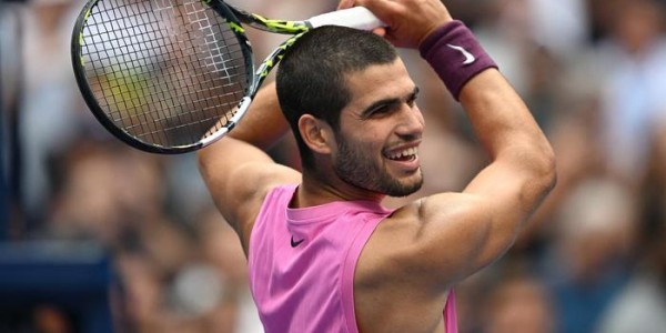 开云官网-阿卡配合萨巴伦卡整相声大秀幽默，温网后15天特训助其成00后首富