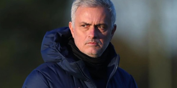 开云体育-再见穆里尼奥！葡超指教都玩不明白，双线崩盘，更衣室内讧了|何塞·穆里尼奥|本菲卡|本菲卡足球俱乐部|波尔图|布拉加_新浪新闻